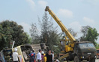 Xe khách lật nhào, 52 người may mắn thoát chết