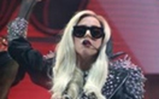 Lady Gaga "chơi trội" với xe lăn mạ vàng