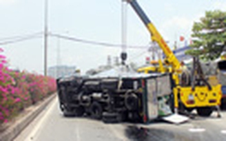 Xe tải lật trên quốc lộ