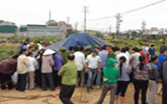 Một thanh tra giao thông chết gục bên cánh đồng lúa