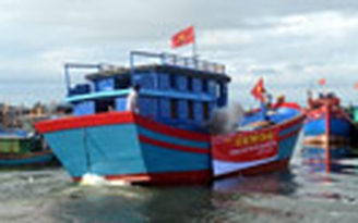 Trao gần 3 tỉ đồng hỗ trợ ngư dân bị nạn ở Hoàng Sa