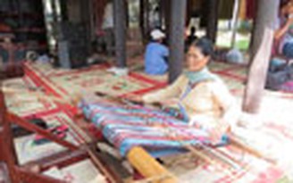 Nghệ nhân dệt vải bên bờ sông Hương