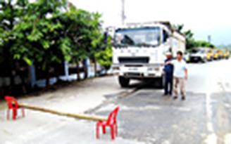 Người dân dựng rào chặn xe gây ô nhiễm