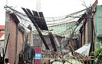 Vừa đổ bê tông đã sập