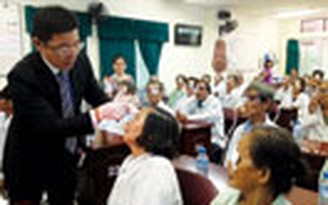 Phẫu thuật mắt cho người nghèo