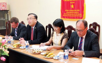 Tổng lãnh sự Mỹ thăm UBND H.Hoàng Sa