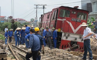 Tàu hỏa đâm thẳng vào xe container