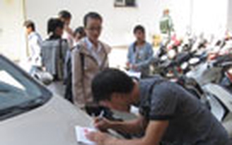 Thí sinh chen lấn nộp hồ sơ ngày cuối cùng