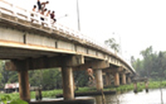Nắng nóng, trẻ đem tính mạng đùa với “hà bá”