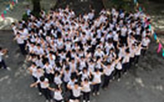 Hơn 200 học sinh nhảy flashmob chia tay mái trường