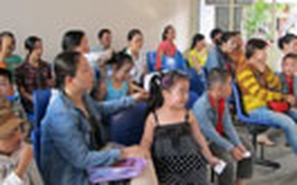 Phụ huynh lo lắng khi tạm ngưng vắc xin Quinvaxem