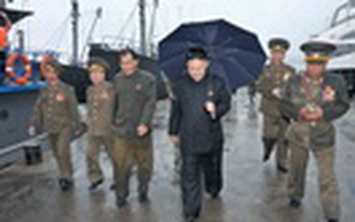 Ông Kim Jong-un tự che dù đi thị sát quân đội