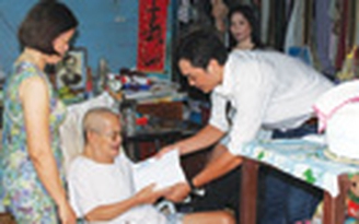 Trao tiền bạn đọc giúp hoàn cảnh thương tâm