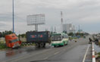 Xe đầu kéo mất lái tông nát hơn 20 mét dải phân cách