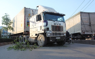 Xe container mất lái, QL22 kẹt cứng