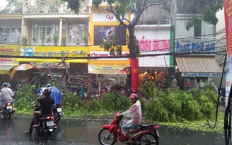 Lốc xoáy làm hư hại hàng ngàn ngôi nhà