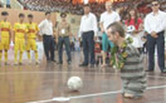Nick Vujicic đá bóng cùng trẻ em có hoàn cảnh đặc biệt