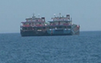 Hai tàu nước ngoài neo đậu trái phép tại vùng biển Quảng Ngãi