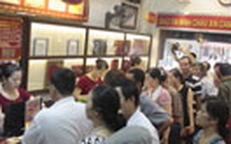 Xếp hàng... mua vàng Xếp hàng... mua vàng