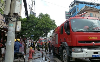 Cháy cửa hàng thời trang, giao thông tắc nghẽn