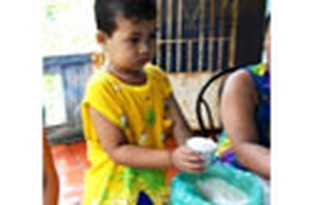 Chuyện lạ: Cháu bé chỉ thích ăn gạo sống Chuyện lạ: Cháu bé chỉ thích ăn gạo sống