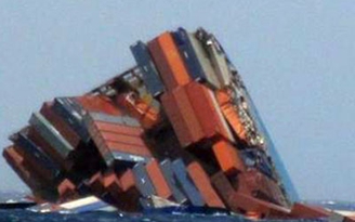 Sóng đánh gãy đôi tàu, hàng ngàn container rơi xuống biển