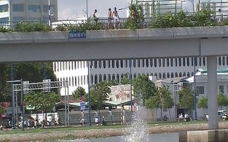 Nguy hiểm trẻ nhảy cầu tắm kênh tại TP.HCM