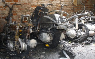 Cháy lớn ở khu tập thể, hơn 30 xe máy bị thiêu rụi