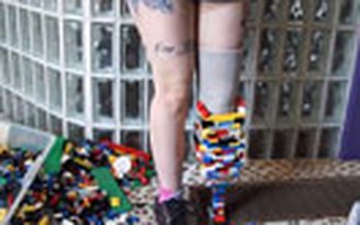Lắp chân giả bằng... Lego
