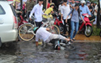 Cần Thơ mưa tầm tã, hội đồng thi liên trường bị ngập nặng