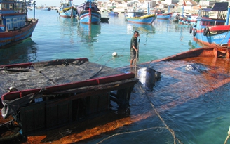 Vụ dầu loang ở biển Quy Nhơn: Bàn giao tàu 'nghi phạm' cho công an