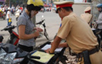 Nghiêm cấm CSGT 'vẫy xe' xem giấy tờ qua loa