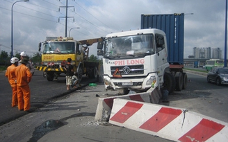 Xe đầu kéo liên tiếp tông dải phân cách ở TP.HCM
