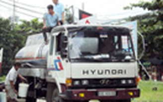 Xe bồn nạp xăng, bỗng dưng phát hỏa