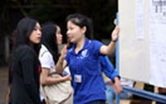 Thí sinh làm thủ tục dự thi cao đẳng giảm