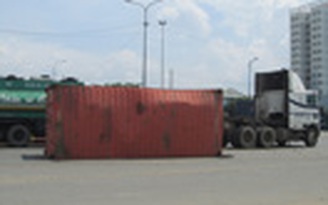 Thùng container văng xuống đường, nhiều người hoảng hồn