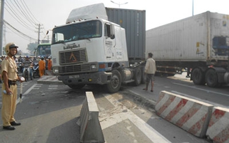 Xe đầu kéo mất lái, tông nát dải phân cách