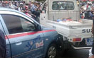 Tài xế taxi hất cảnh sát lên nắp ca pô