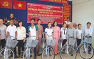 Tặng học bổng 21.8.2013