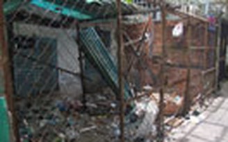 Nhà bỏ hoang thành bãi rác