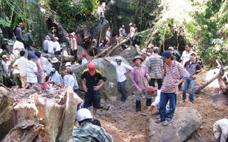 Vụ 'ăn chặn trầm' ở Khánh Hòa: Gia hạn tạm giam 3 nguyên sĩ quan công an