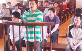 Cán bộ ngân hàng buôn tiền giả lãnh án 10 năm tù