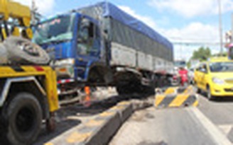 Xe tải mất lái, người đi đường tháo chạy tán loạn