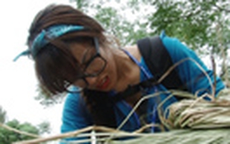 Cuộc đua kỳ thú 2013: Hai chân dài cãi nhau vì... bó cói