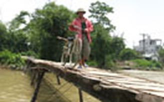 Hà Nội: Một người bị lũ cuốn trôi khi đi trên cầu xập xệ