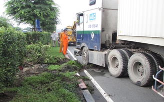 Xe đầu kéo leo dải phân cách