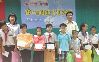 Trao quà trung thu cho trẻ em cù lao Long Phước