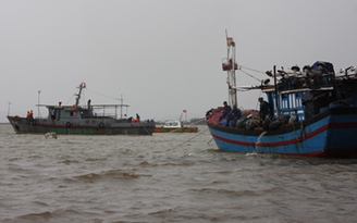 Bão số 10: Cứu sống 10 ngư dân gặp nạn trên phá Tam Giang
