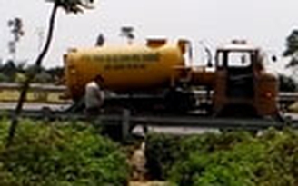 Xả 'lậu' phân phốt ra Đại lộ Thăng Long