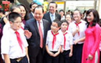 Trường THCS Nguyễn Du nhận Huân chương Lao động hạng nhất